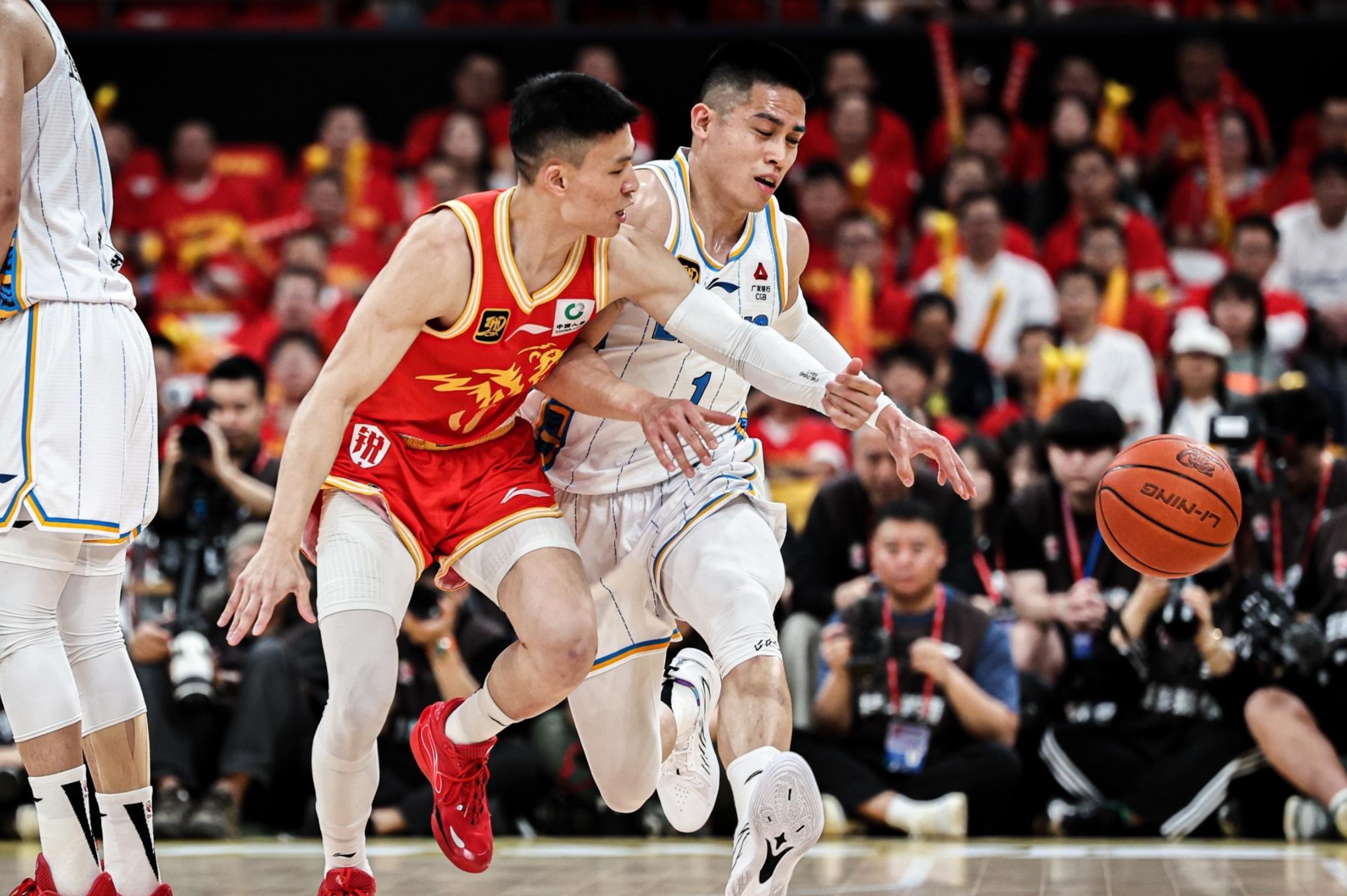 今晨国王杯焦点战,上海久事篮板制胜,震撼外界,团队化学反应显著 今晨国王杯焦点战,上海久事篮板制胜,震撼外界,团队化学反应显著