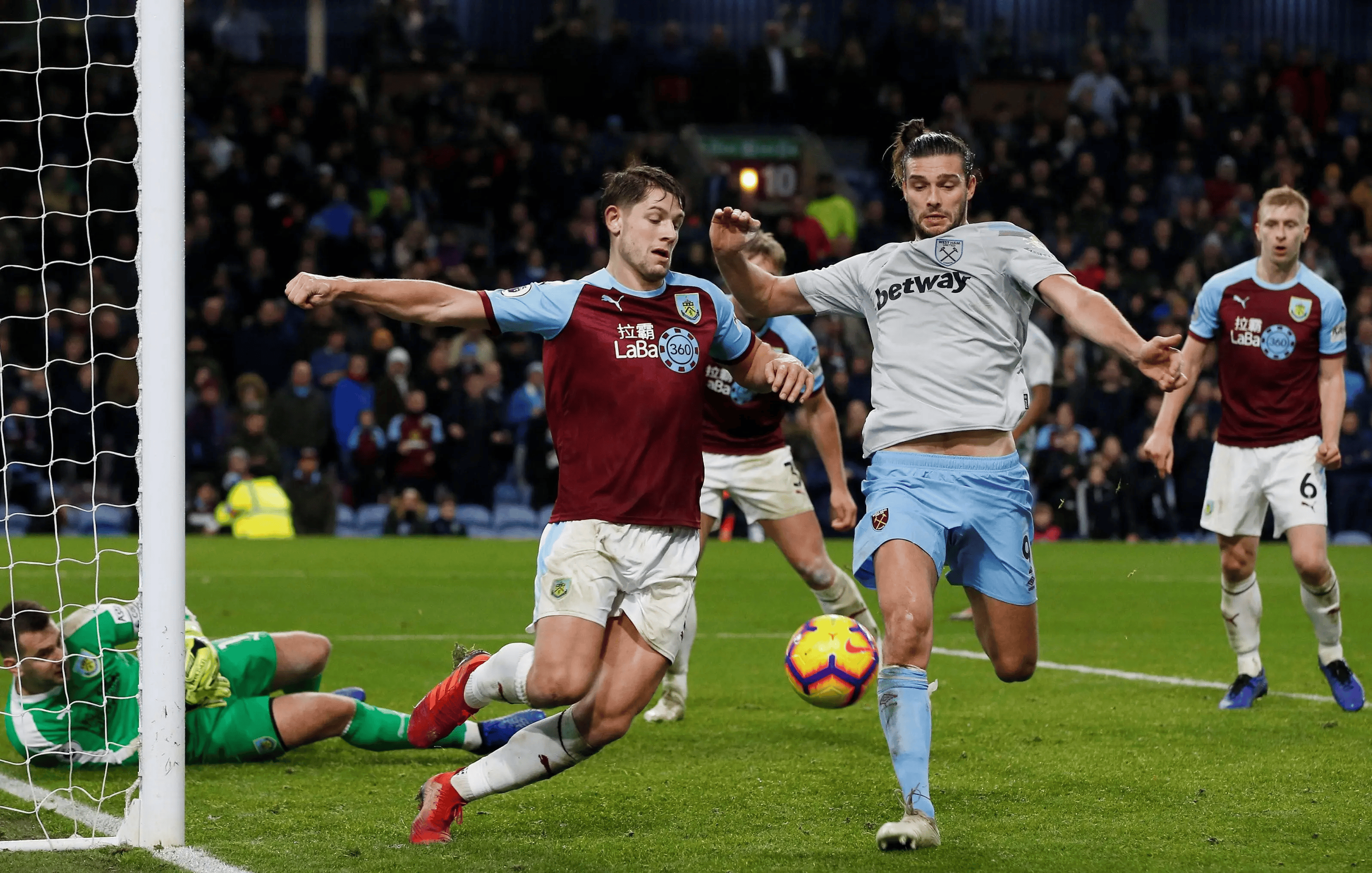 包含清晨体能课后，比利亚雷亚尔伤情更新备战意甲，悬念犹存，赛程密集仍需轮换的词条